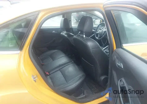 2012 Ford Focus Titanium z USA, uszkodzony, nr VIN 1FAHP3J26CL345722